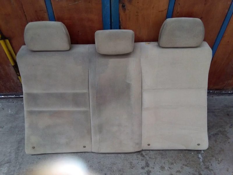 Antes y despu&eacute;s de limpieza a respaldares de veh&iacute;culos