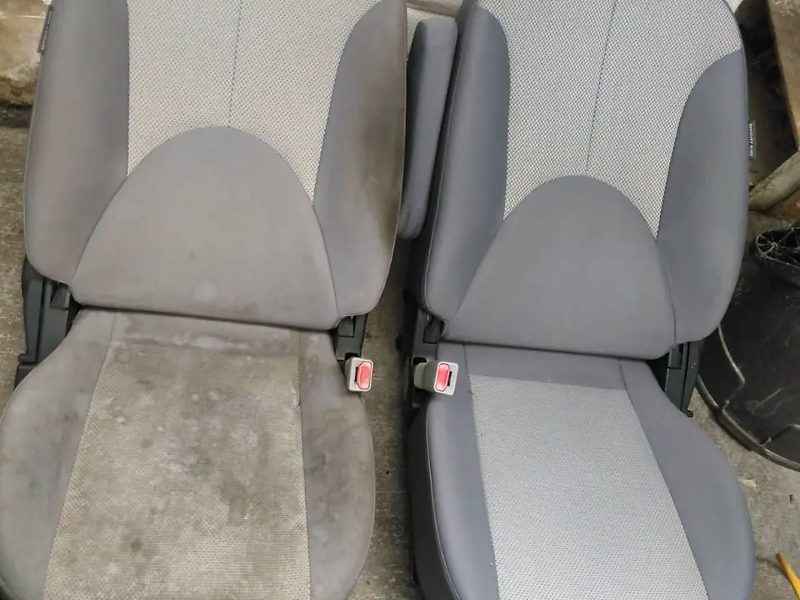 Antes y despu&eacute;s de limpieza a asientos de veh&iacute;culos gris
