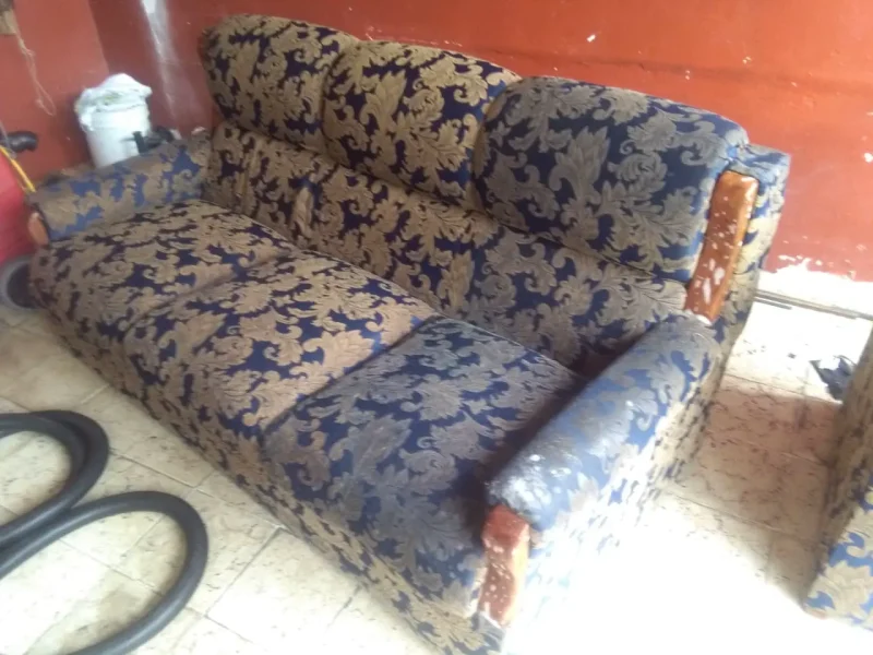 Antes y despu&eacute;s de limpieza a sill&oacute;n estampado