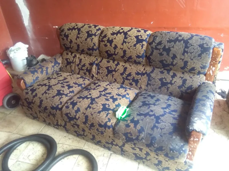 Antes y despu&eacute;s de limpieza a sill&oacute;n estampado
