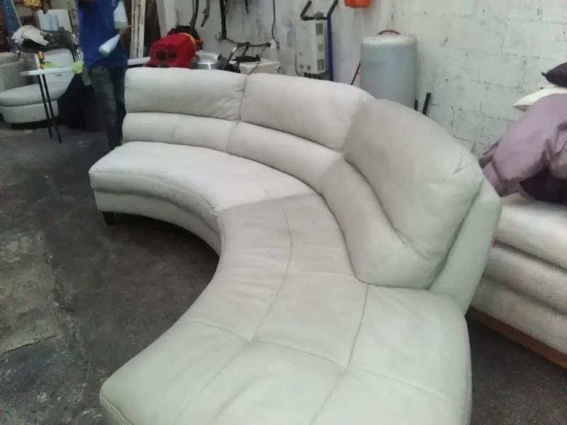 Antes y despu&eacute;s de limpieza a sill&oacute;n blanco