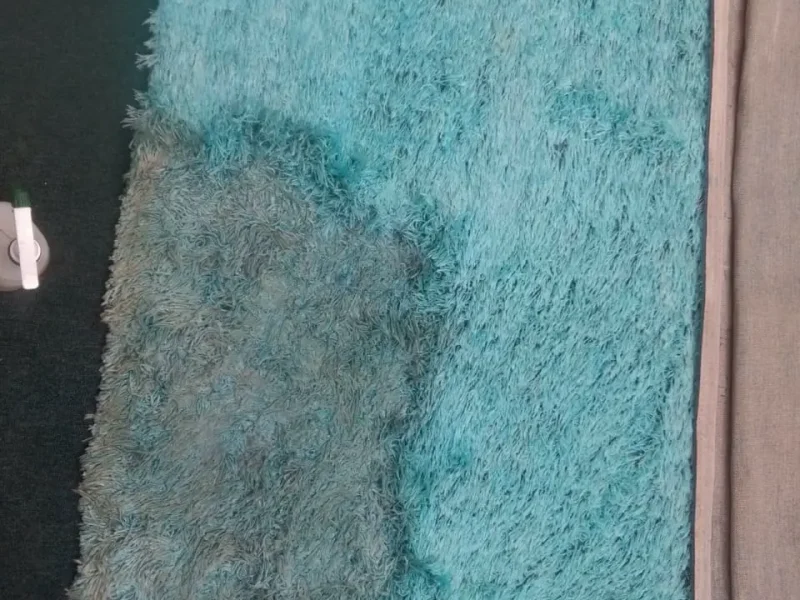 Antes y despu&eacute;s de limpieza de alfombra turquesa de peluche