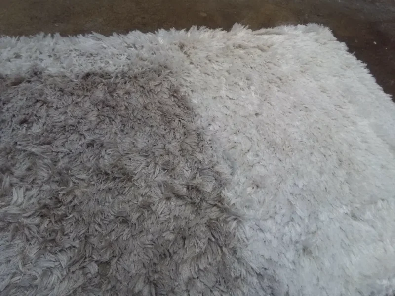 Antes y despu&eacute;s de limpieza de alfombra gris de peluche