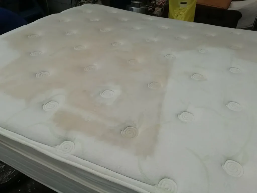 Antes y despu&eacute;s de lavado de colch&oacute;n blanco