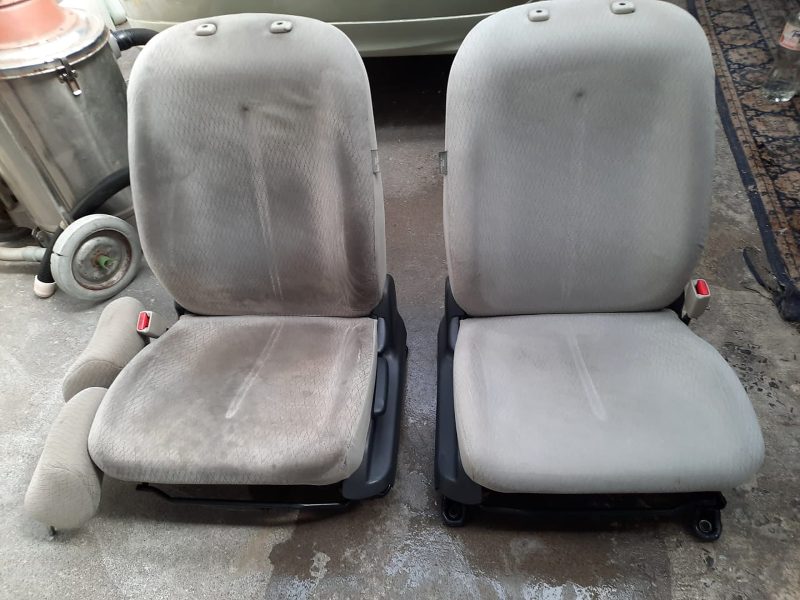 Antes y despu&eacute;s de limpieza a asientos de veh&iacute;culos gris