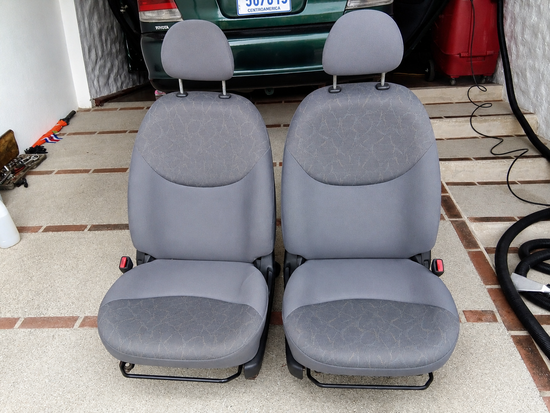 Limpieza de asiento gris de veh&iacute;culo